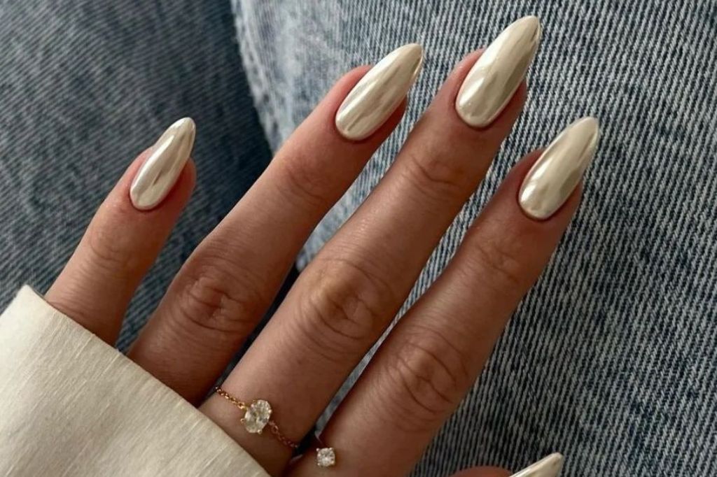 White Chrome Nails: The Ultimate Trend in Modern Manicure - 7